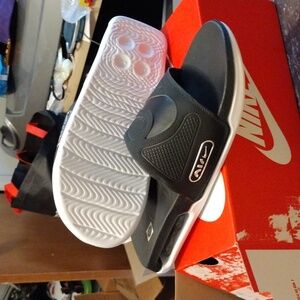 New Nike Men's Air Max Cirro Slides. Size 13.